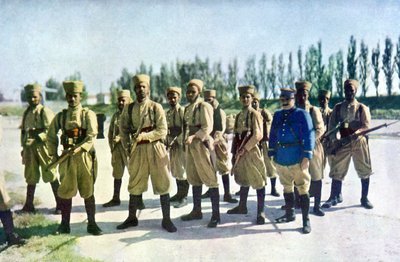 Tirailleurs marocains et un officier français au bord du village pendant la bataille de la Marne à l